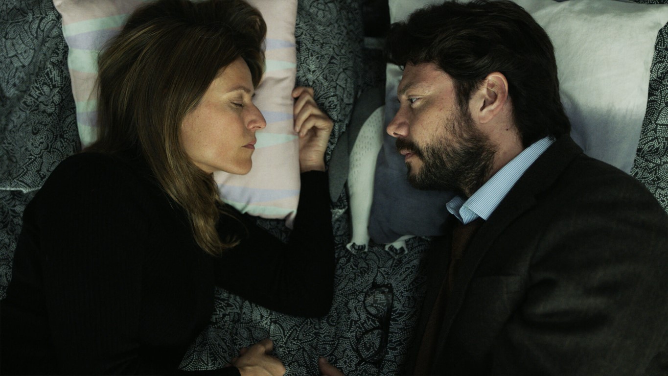 Ãlvaro Morte and Itziar ItuÃ±o in La casa de papel (2017)