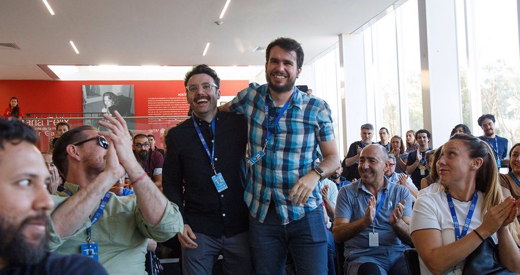 Carlos G. Miranda y Rafa Linares, en el FICG, al recibir el premio NALIP para presentar Conexo en Los Ángeles)